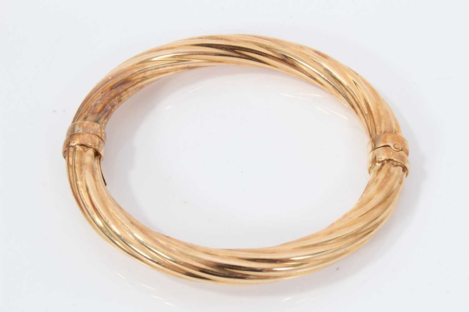 Lot 1993 - 9ct yellow gold hinged bangle with spiral twist design