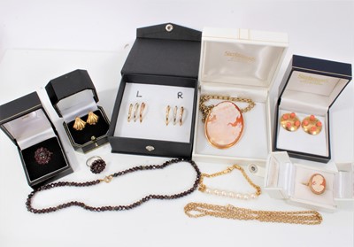 Lot 1994 - Group of jewellery to include two sets of three 9ct gold stacking rings by Riley & Riley of Aldeburgh, large carved shell cameo pendant/brooch in 9ct gold mount on 9ct gold chain, a 9ct gold belche...