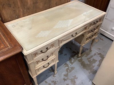 Lot 1065 - French style cream and gilt kneehole dressing table with seven drawers and a matching triptych mirror