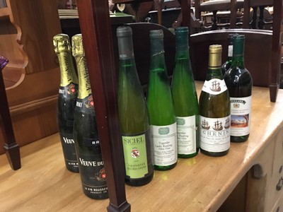 Lot 552 - Lot of bottles of wine and sparkling wines(12)