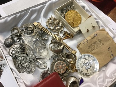 Lot 710 - Collection of silver and white metal jewellery to include rings and brooches