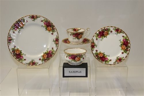 Lot 1022 - Royal Albert Old Country Roses tea and dinner...