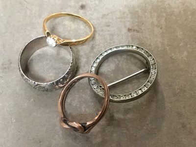 Lot 720 - Diamond single stone ring, 9ct rose gold knot ring, silver engraved ring and a paste set brooch