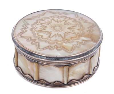 Lot 845 - 18th century silver and engraved mother of pearl snuff box