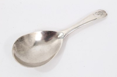 Lot 296 - George III silver caddy spoon with tear drop bowl together with a Continental silver cup