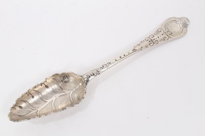 Lot 296 - George III silver caddy spoon with tear drop bowl together with a Continental silver cup