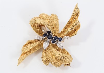 Lot 588 - 18ct gold sapphire and diamond brooch