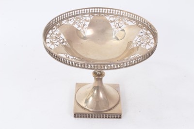 Lot 333 - Early George V silver footed dish of circular form, with pierced decoration and gallery