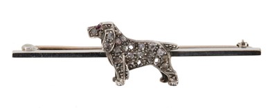 Lot 485 - Novelty diamond set dog brooch