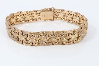 Lot 561 - 9ct yellow gold bracelet with articulated textured gold links, length 19.5cm.