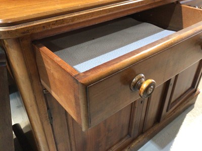 Lot 984 - Mahogany dressing chest