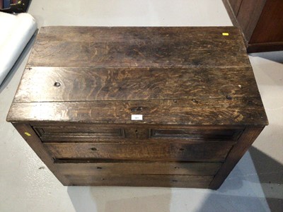 Lot 981 - Oak chest of drawers