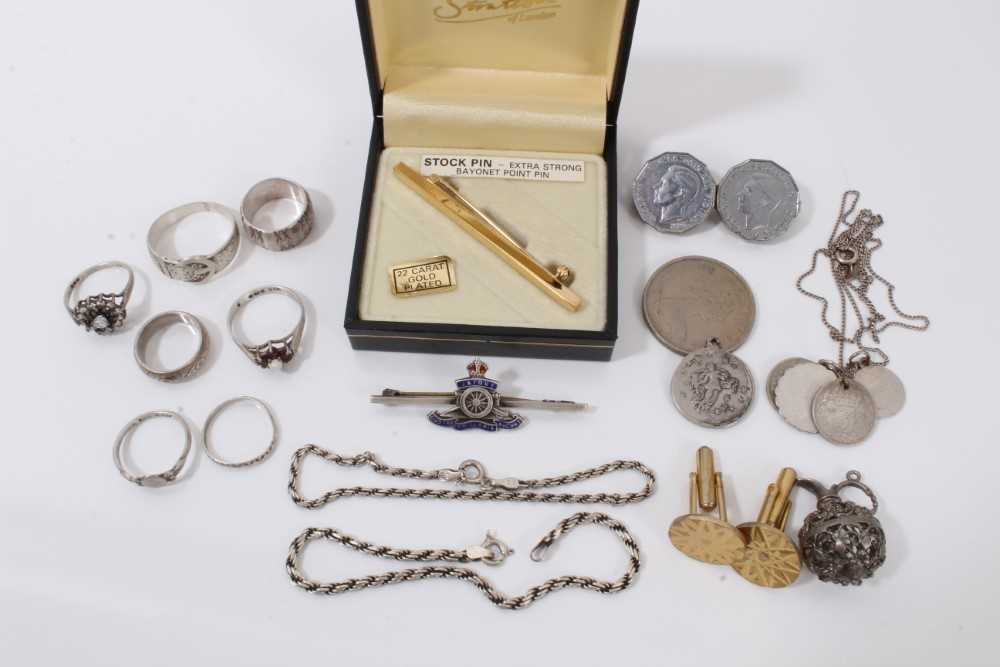 Lot 37 - Small group of silver jewellery to include Royal Artillery sweetheart brooch