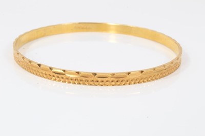 Lot 587 - Indian 22ct bangle