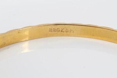 Lot 587 - Indian 22ct bangle