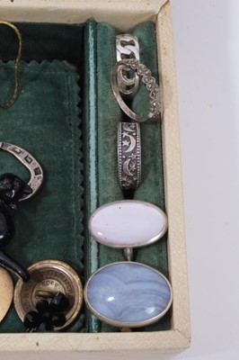 Lot 351 - Jewellery box containing silver and vintage jewellery