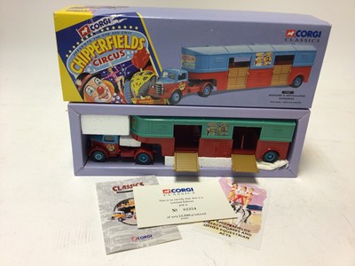 Lot 2371 - Corgi Chipperfields Circus boxed selection including larger models 97885, 31902, 97887, 97915 (x2), 97092, 97022, 97092, 96905 (x2), plus six circus figures (11)