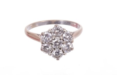 Lot 541 - Diamond cluster ring with seven round brilliant cut diamonds