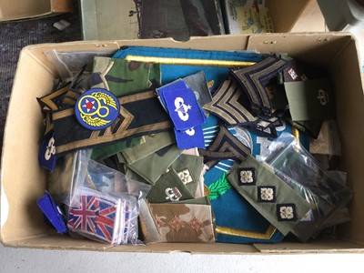 Lot 787 - Collection of British and American military cloth badges to include rank badges, shoulder flashes and others (1 box)
