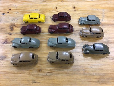 Lot 2396 - Dinky unboxed selection of early saloon cars including Studebaker, Lincoln Zephyr, Packard, Vanguard, Chrysler etc. (26)