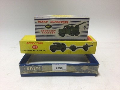 Lot 2390 - Dinky Military Recovery Tractor No.661, 25 Pounder Field Gun set No.697, both boxed (2)