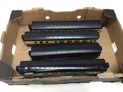 Lot 2450 - Railway Exley "O" gauge tinplate carriages, LMS, GWR 1st & GWR 3rd (x2) (4)