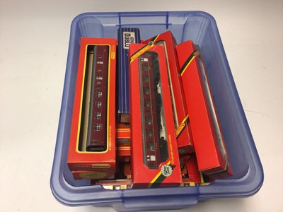 Lot 2455 - Railway OO gauge selection of boxed & unboxed railway carriages and accessories