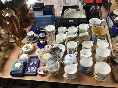 Lot 428 - Collection of mixed Royal Commemorative ceramics and other items