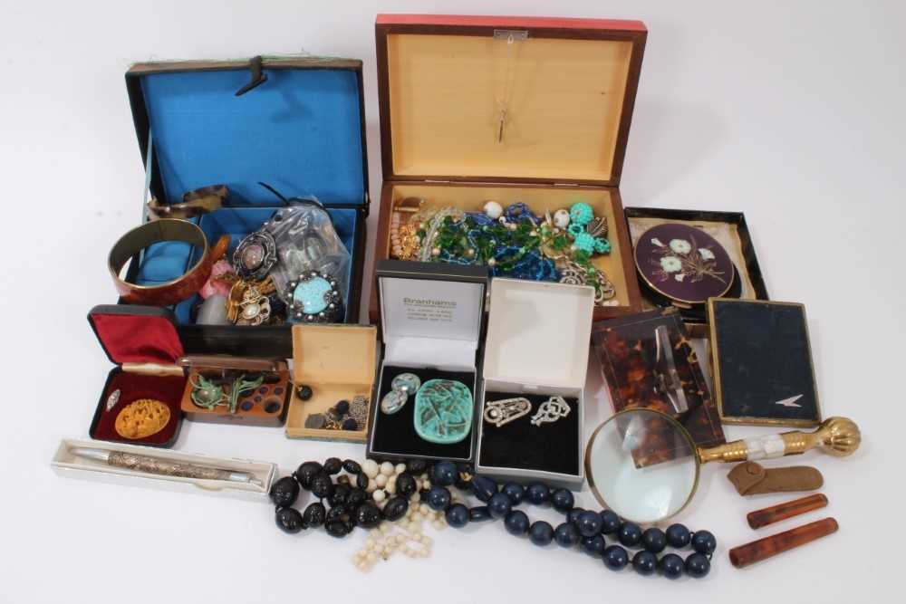 Lot 192 - Vintage costume jewellery, bead necklaces, Stratton compact, cheroot holders and bijouterie