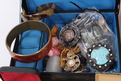 Lot 192 - Vintage costume jewellery, bead necklaces, Stratton compact, cheroot holders and bijouterie