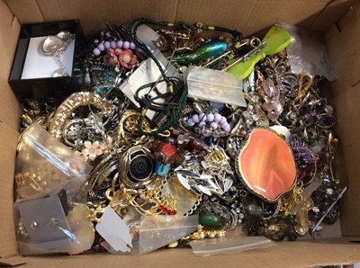 Lot 738 - Quantity of costume jewellery, watches ad bijouterie (2 boxes)