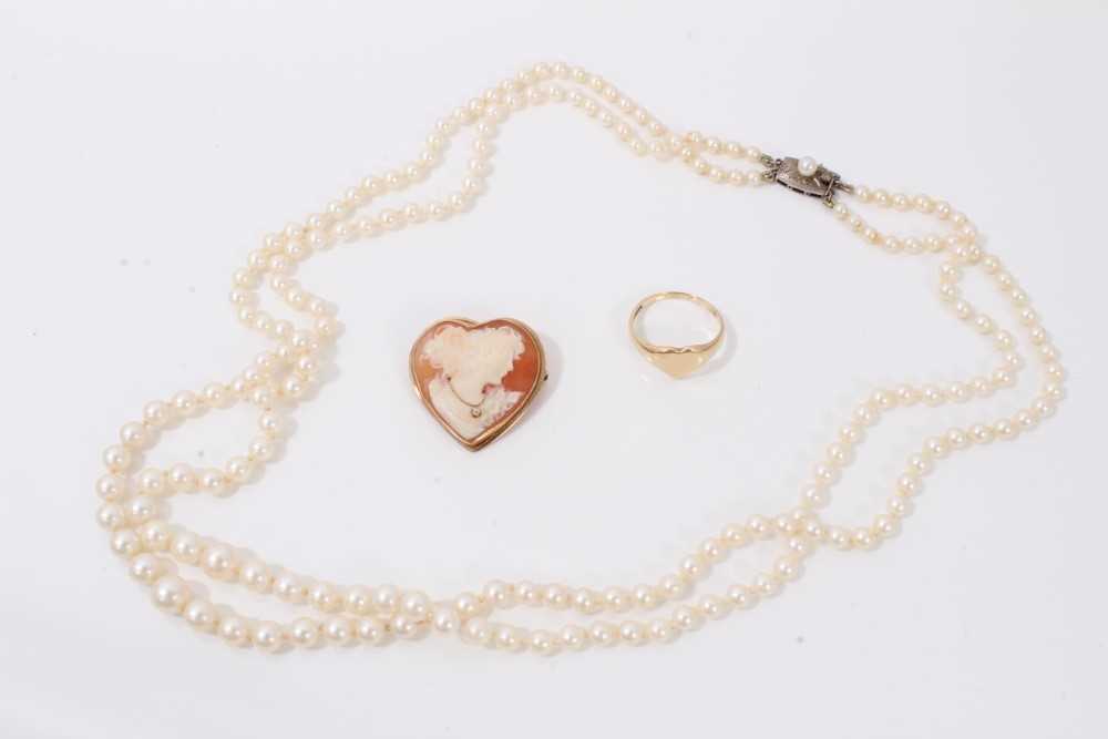 Lot 34 - 9ct gold heart signet ring, 9ct gold mounted cameo brooch and pearl necklace