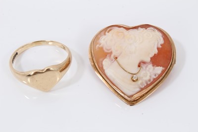 Lot 34 - 9ct gold heart signet ring, 9ct gold mounted cameo brooch and pearl necklace