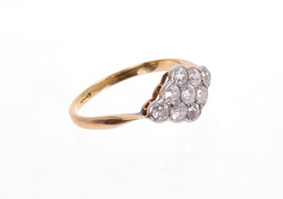 Lot 566 - Diamond cluster ring