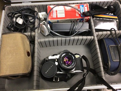 Lot 462 - Group of camera and accessories