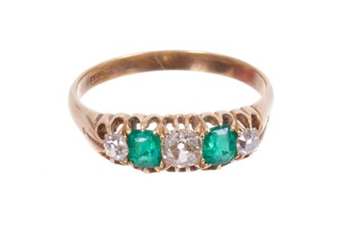 Lot 548 - Victorian diamond and emerald five stone ring