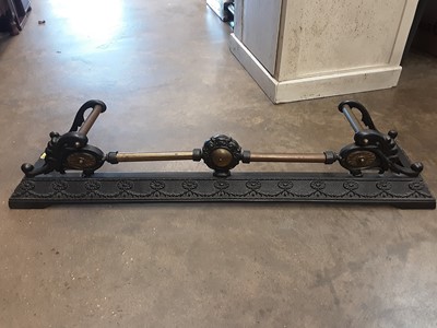 Lot 1037 - Victorian brass and iron fender, 101cm wide