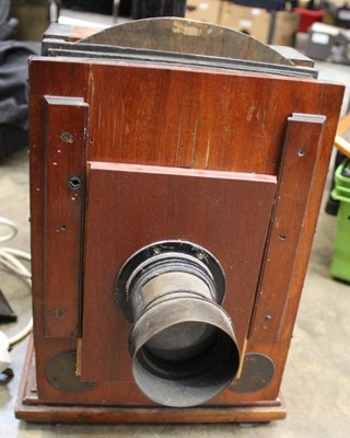 Lot 87 - Late 19th / early 20th century magic lantern projector
