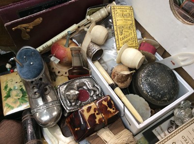 Lot 113 - Assorted antique sewing tools and accessories