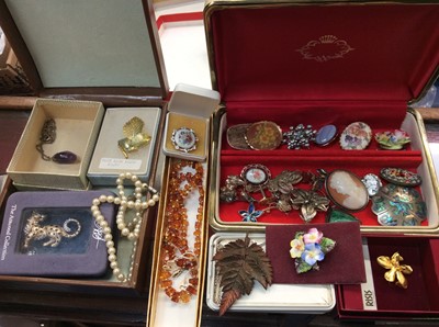 Lot 743 - Vintage costume jewellery and coins