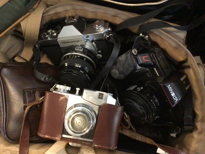 Lot 185 - Quantity of cameras, accessories and bags