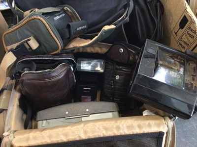 Lot 185 - Quantity of cameras, accessories and bags