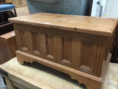 Lot 951 - Pine blanket box with rising lid on bracket feet 91 cm and pine dressing table (2)