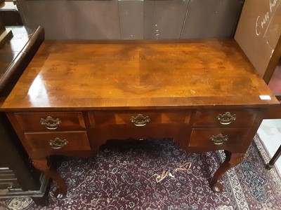 Lot 1053 - Good quality 1920's Queen Anne style walnut lowboy with crossbanded decoration and five drawers below on cabriole legs, 107cm wide, 54.5cm deep, 77cm high