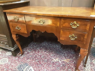 Lot 1053 - Good quality 1920's Queen Anne style walnut lowboy with crossbanded decoration and five drawers below on cabriole legs, 107cm wide, 54.5cm deep, 77cm high