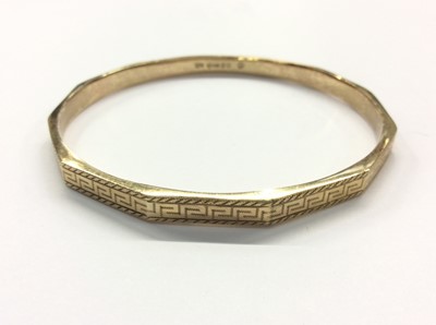 Lot 732 - 9ct gold faceted bangle with Greek key decoration