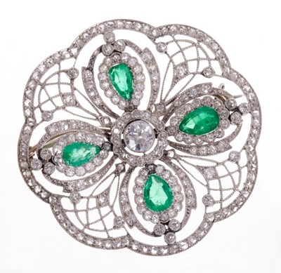 Lot 532 - Fine Edwardian Belle Époque diamond and emerald brooch