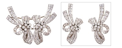 Lot 495 - Fine Art Deco diamond double clip brooch