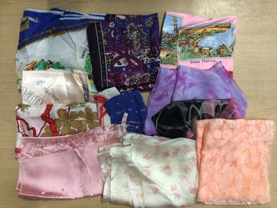 Lot 2095 - Small selection of vintage handbags including White mesh, snake skin, faux reptile skin, cigar box bag etc.