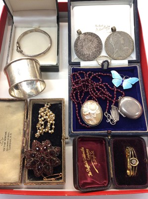 Lot 751 - Antique and later jewellery including silver jewellery, child’s bangle, garnet cluster brooch, seed pearl necklace and silver napkin ring